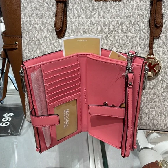 MICHAEL KORS JET SET TRAVEL 35S3GTVW7J LIGHT SAGE LG DOUBLE ZIP WRISTLET-WALLET - Picture 12 of 16